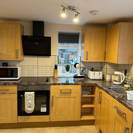 Orange Lilly In Stroud With Free Parking Apartment Luaran gambar
