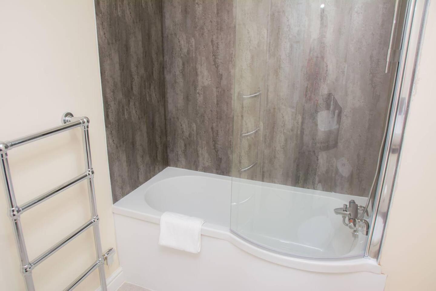 Orange Lilly In Stroud With Free Parking Apartment Luaran gambar