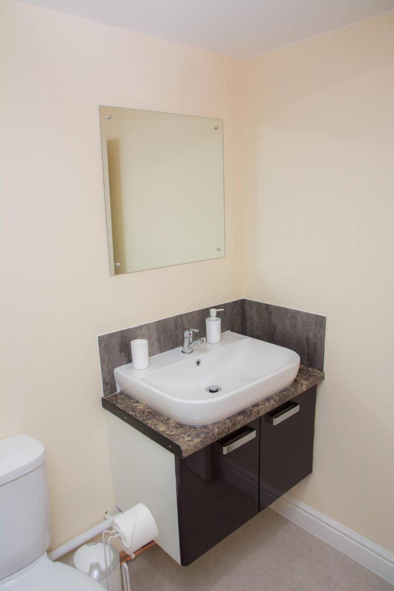 Orange Lilly In Stroud With Free Parking Apartment Luaran gambar