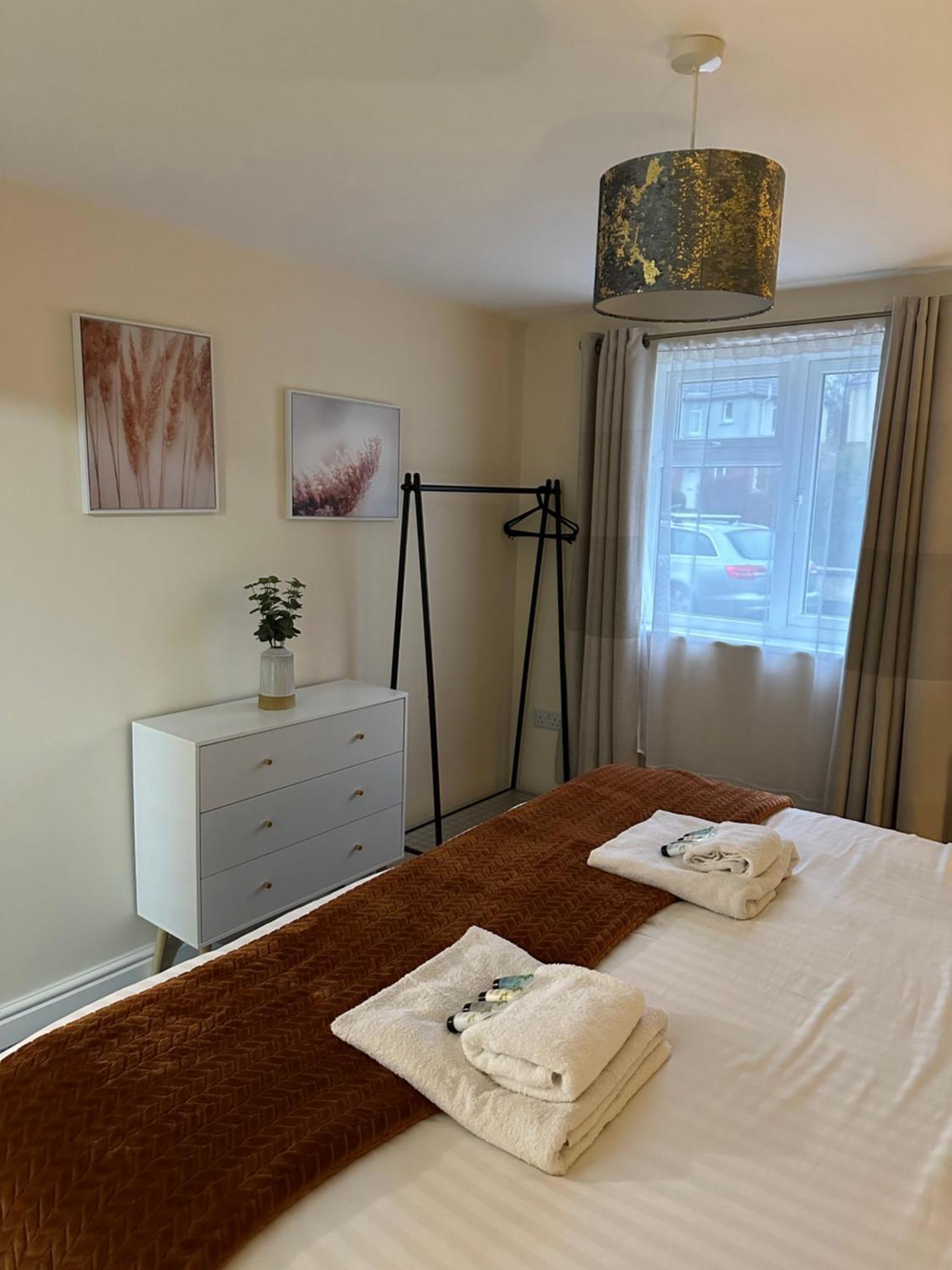 Orange Lilly In Stroud With Free Parking Apartment Luaran gambar