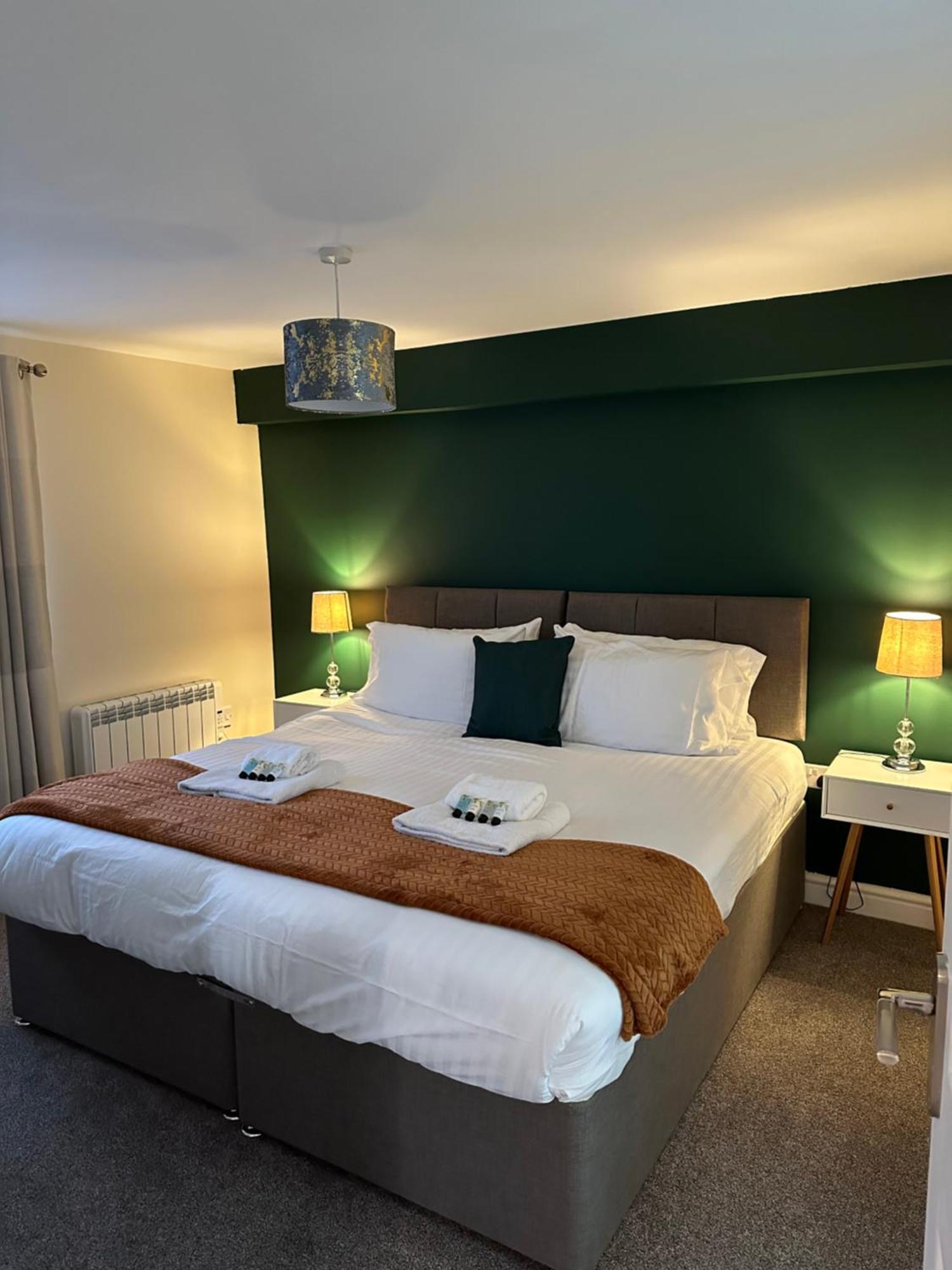 Orange Lilly In Stroud With Free Parking Apartment Luaran gambar