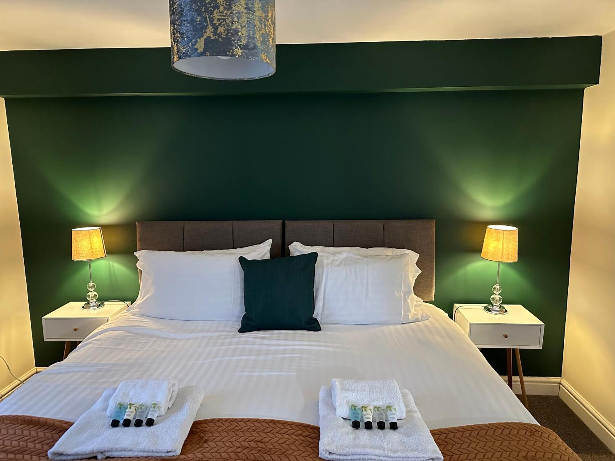 Orange Lilly In Stroud With Free Parking Apartment Luaran gambar