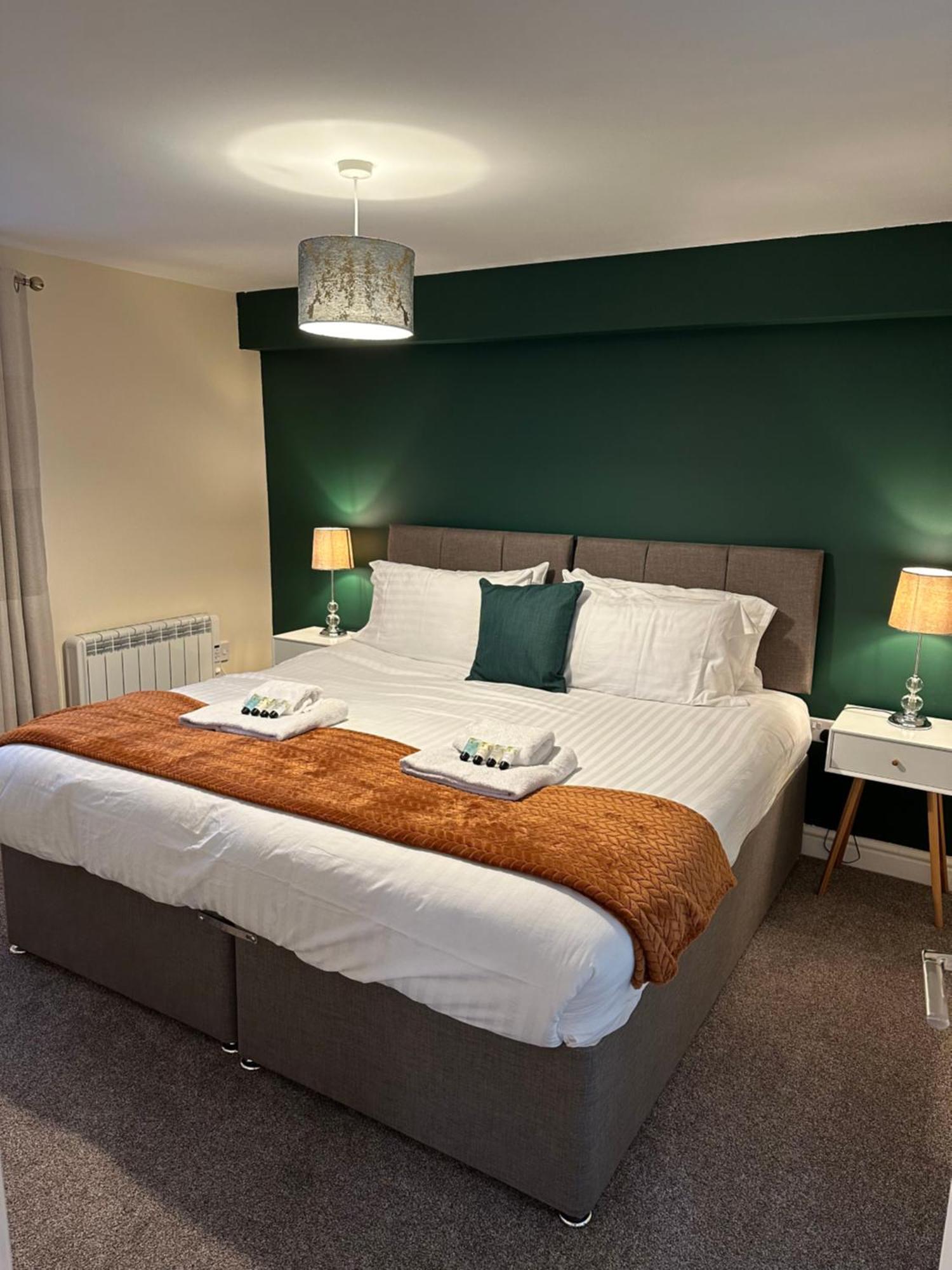 Orange Lilly In Stroud With Free Parking Apartment Luaran gambar