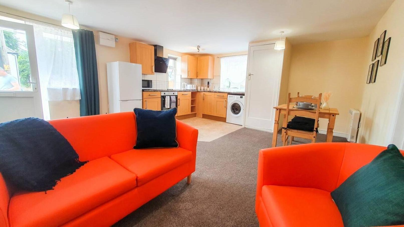 Orange Lilly In Stroud With Free Parking Apartment Luaran gambar