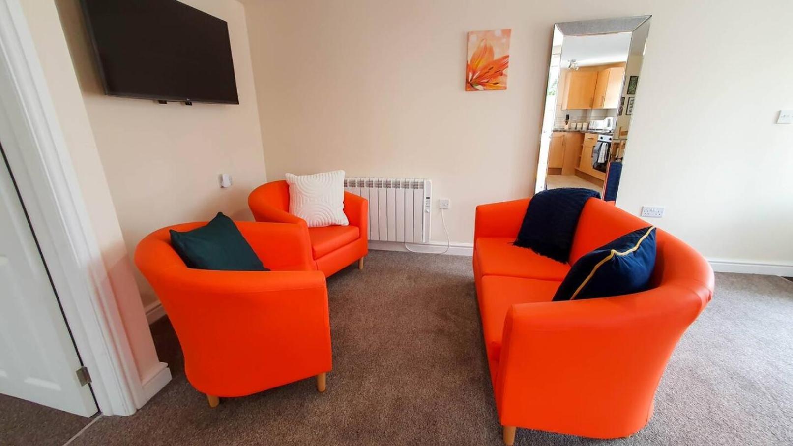 Orange Lilly In Stroud With Free Parking Apartment Luaran gambar
